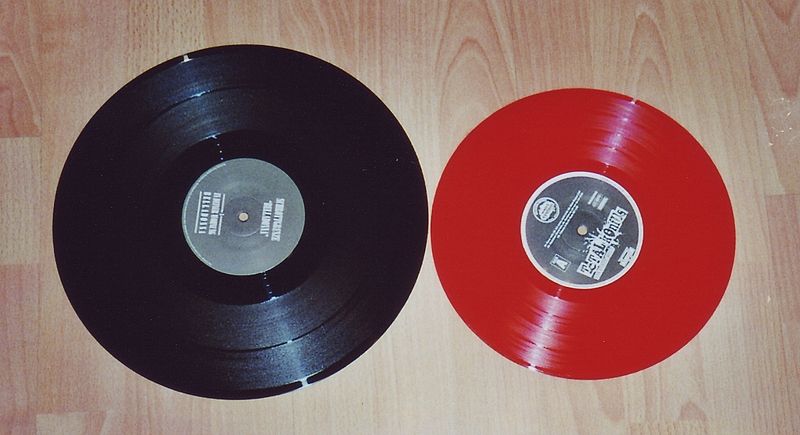 File:Vinyl singles 12"+10".jpg