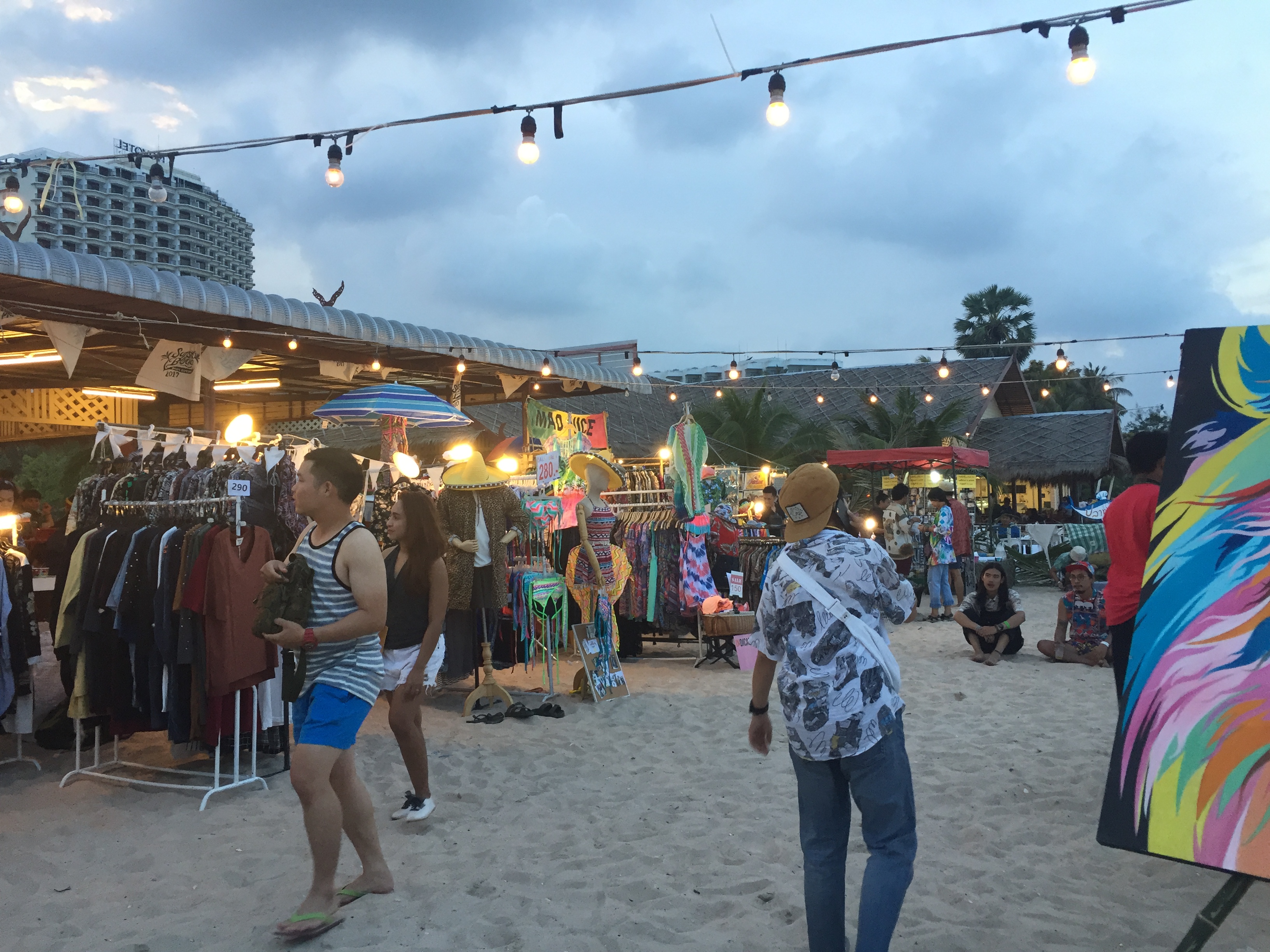 เปิดวาร์ปสู่หาดชะอำ โยกไปพร้อมเพลงเร็กเก้ สกา ในงาน Sunset Beach 2017