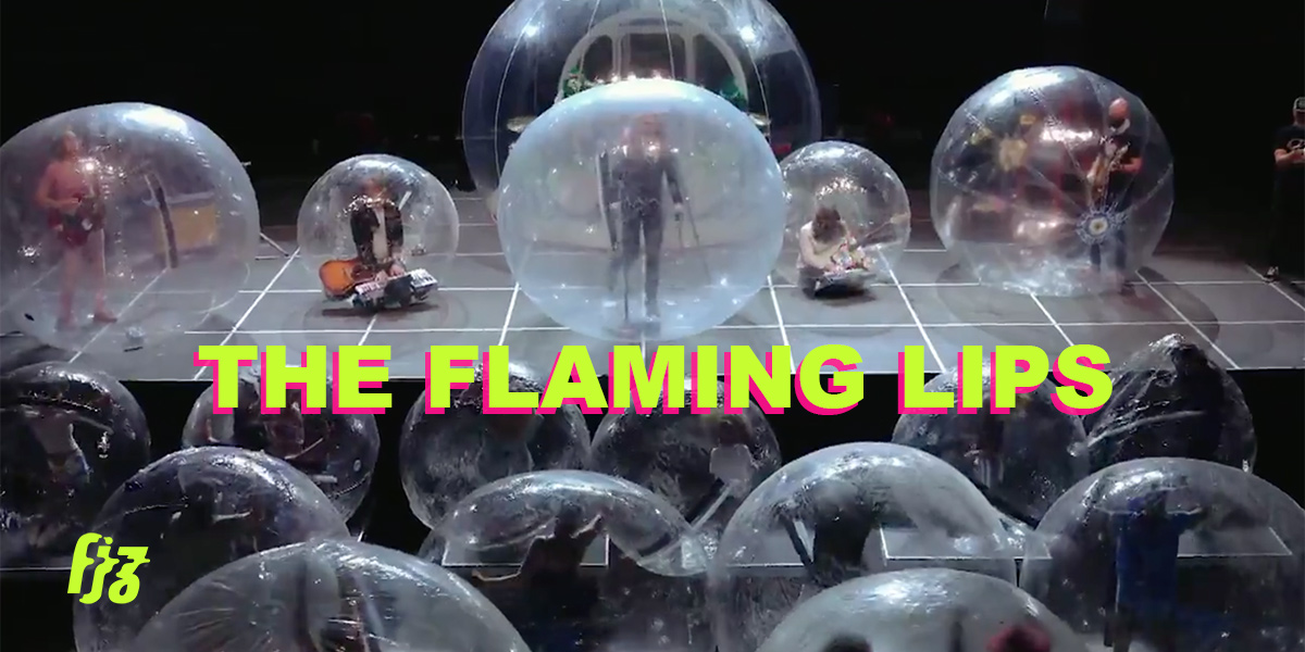 The Flaming Lips ชวนคนดูเข้าไปอยู่ในบอลยักษ์ มิติใหม่ของคอนเสิร์ตช่วงเว้นระยะ